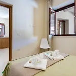 Casa Fenicia Nell'antico Cortile In Centro Storico A