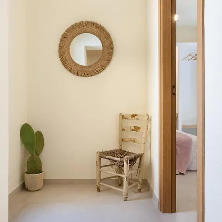 Casa Fenicia Nell'antico Cortile In Centro Storico A