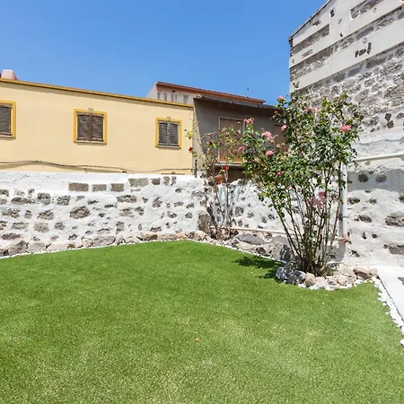 Casa Fenicia Nell'antico Cortile In Centro Storico A *